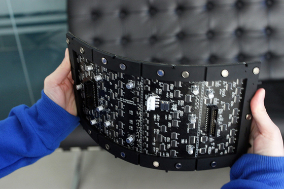 نمایشگر 4.5 مگاپیکسل با وضوح بالا صفحه نمایش LED انعطاف پذیر 1500Cd / ㎡
